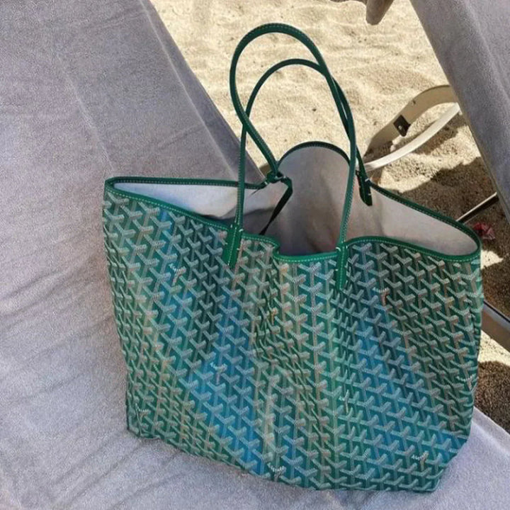 Luxueuze bordeaux shopper bag voor dames, geweven patroon, ruim interieur, PU-leer, stijlvol en praktisch accessoire.