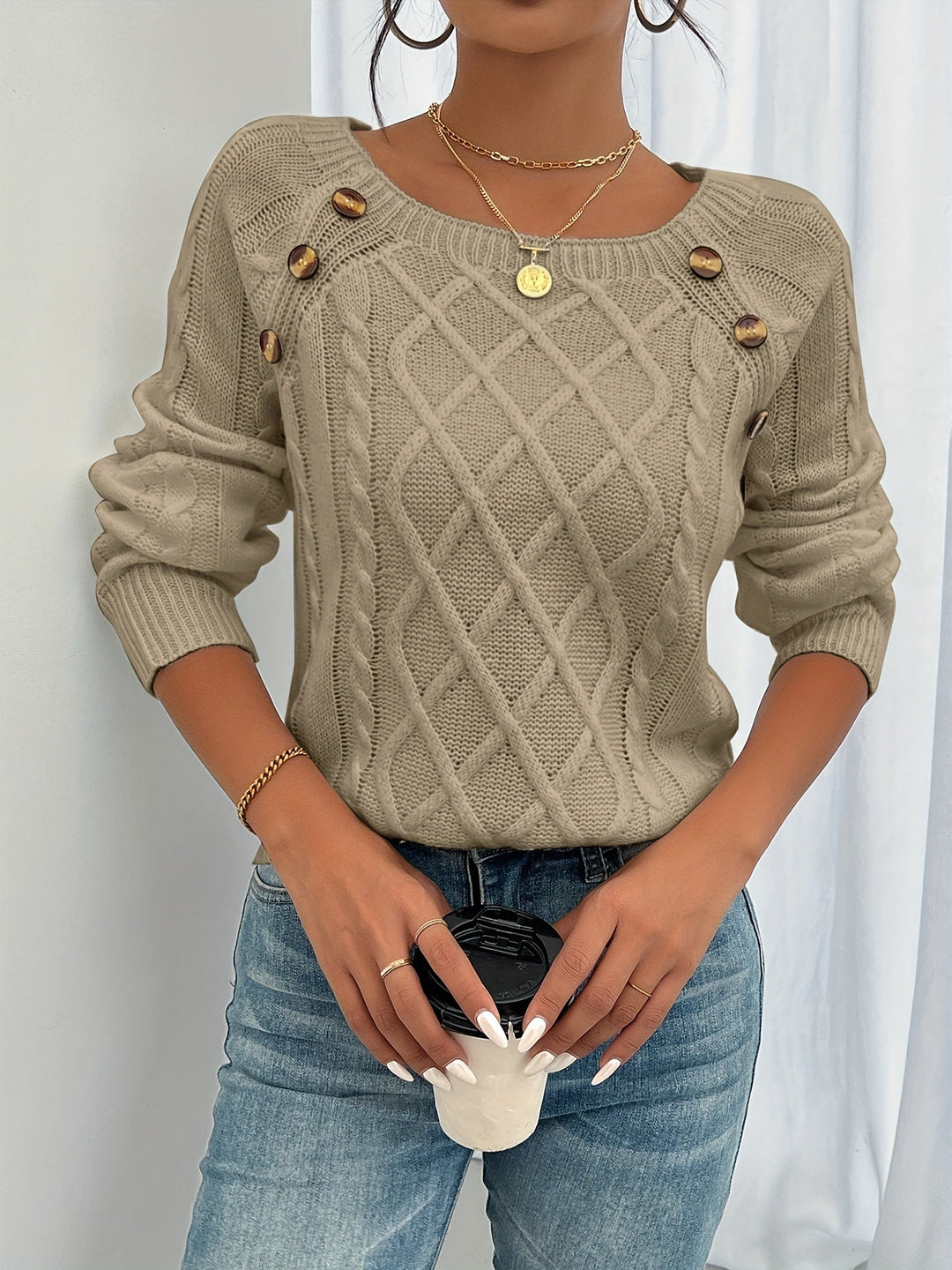 Luxueuze witte wintertrui voor dames, gebreid van premium materialen, biedt warmte en elegantie voor koude dagen.