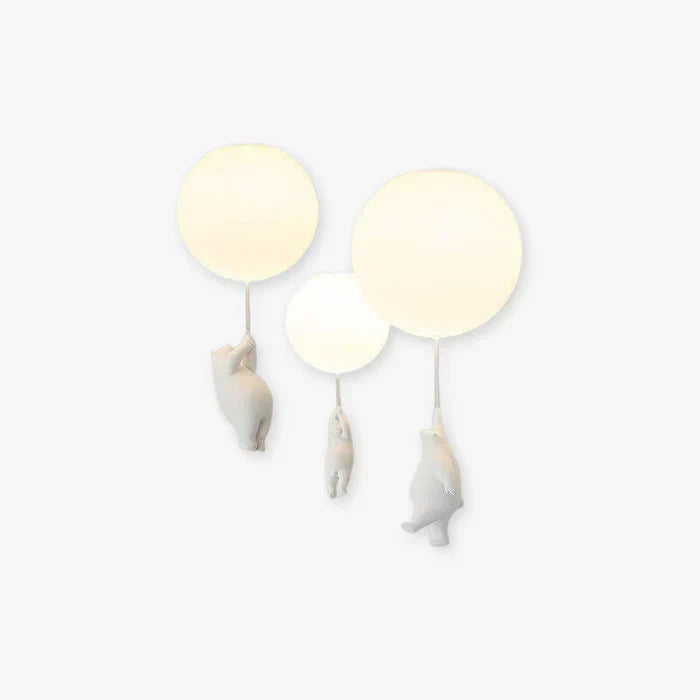 "Magische kinderlamp met speelse beer en ballon, warme LED-verlichting, ideaal voor kinderkamer, sfeervol design."