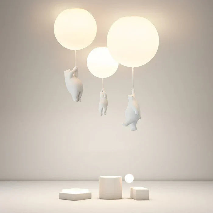 "Magische kinderlamp met speelse beer en ballon, warme LED-verlichting, ideaal voor kinderkamer, sfeervol design."