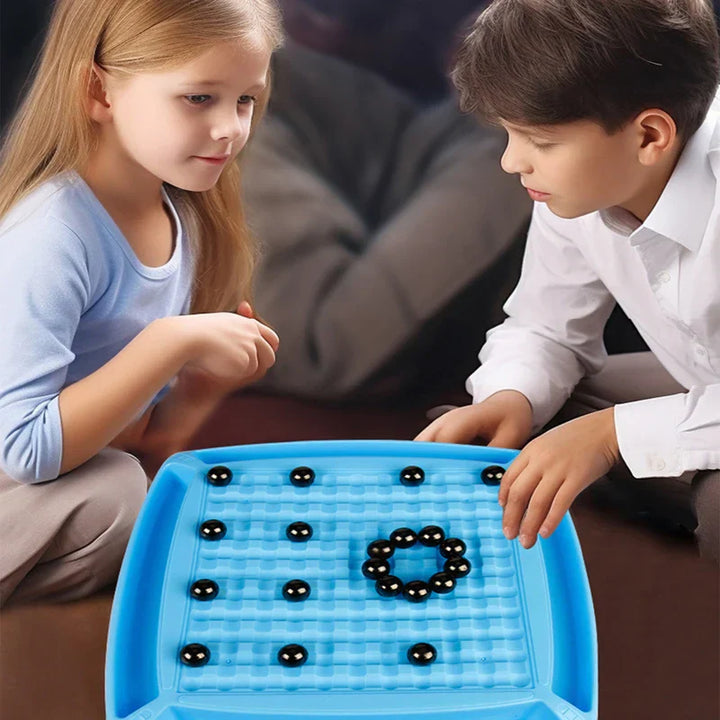 "Magnetisch schaakbord met stevige magneten, compact ontwerp, zwart-wit vakken en sterke stukken voor reisavonturen."