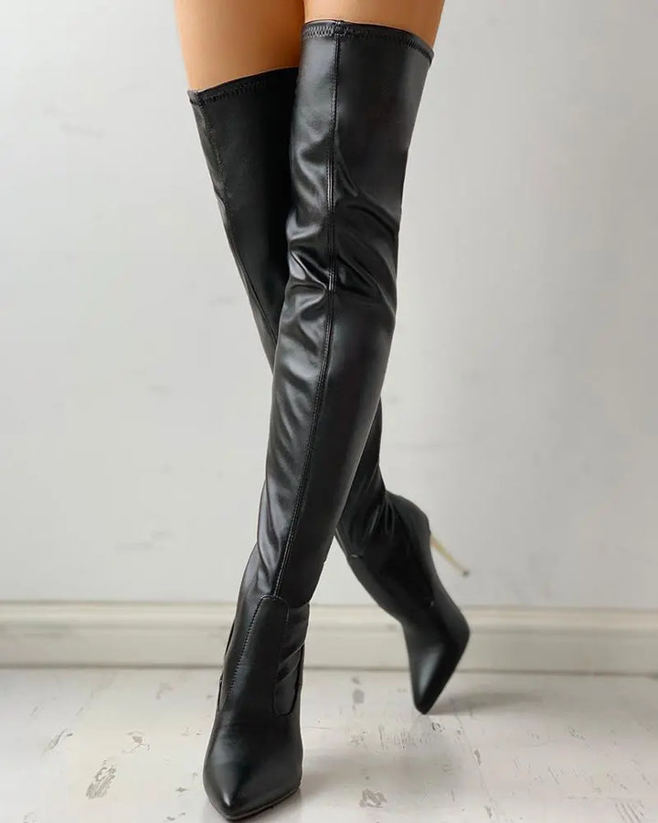 "Mara overknee laarzen met gouden hak, ritsdetail achter, slank silhouet, elegant design, comfortabele pasvorm."