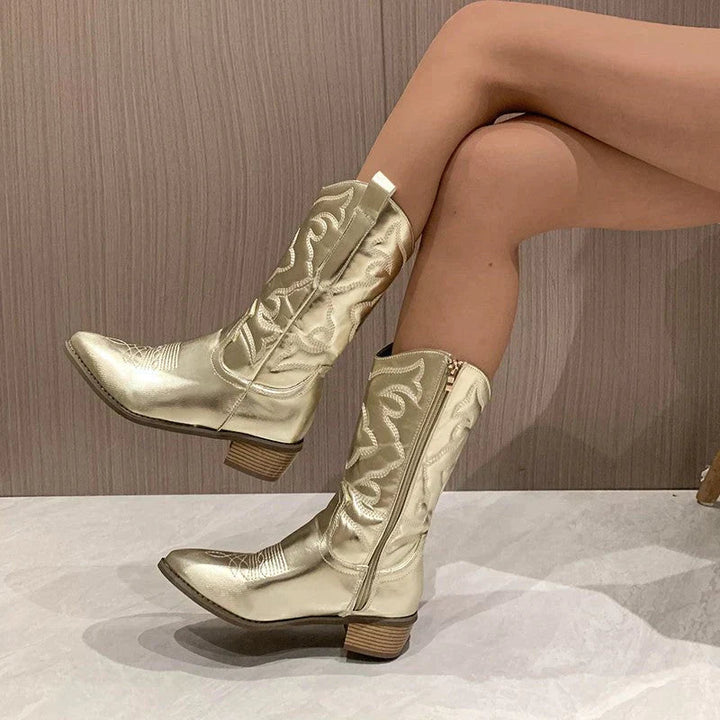 "Metallic cowboy laarzen voor dames in zilver, goud, roze, en zwart met trendy en glanzende afwerking."