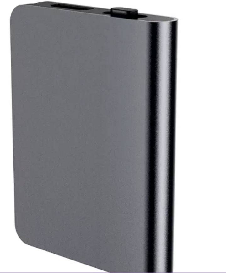 "Mini-spraakgestuurde recorder, compact en lichtgewicht, in grijze behuizing, ideaal voor interviews en lezingen."