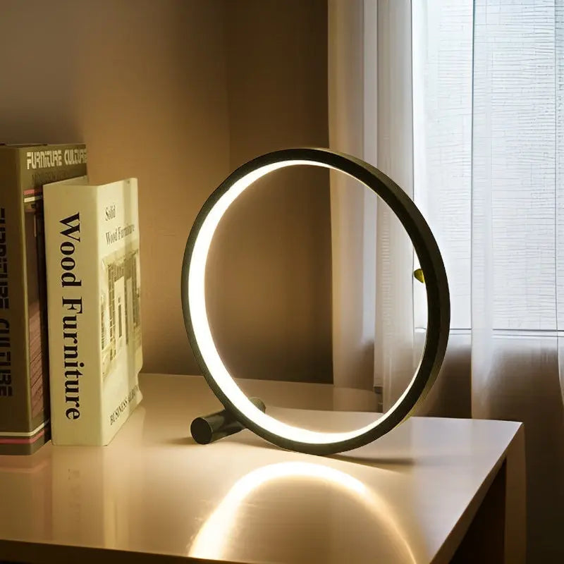 "Minimalistische dimbare LED tafellamp met elegant, eigentijds design en ronde vorm voor moderne interieurs."