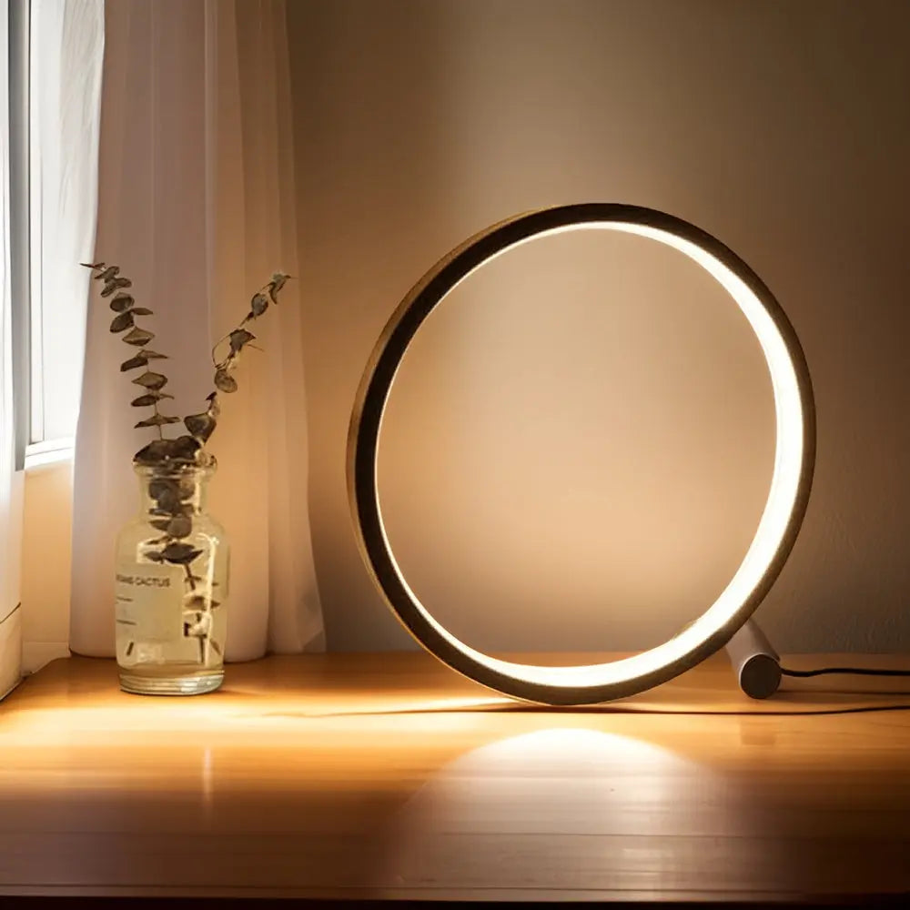 "Minimalistische dimbare LED tafellamp met elegant, eigentijds design en ronde vorm voor moderne interieurs."