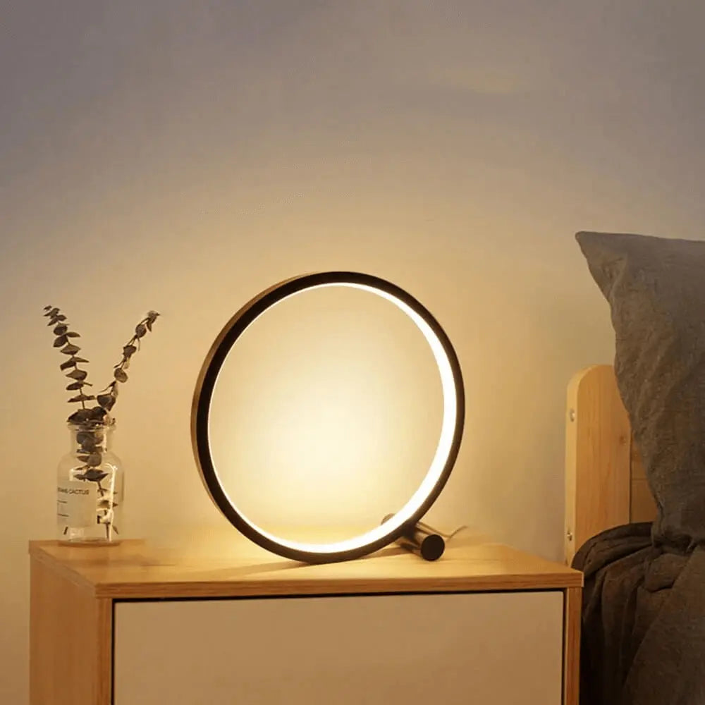 "Minimalistische dimbare LED tafellamp met elegant, eigentijds design en ronde vorm voor moderne interieurs."