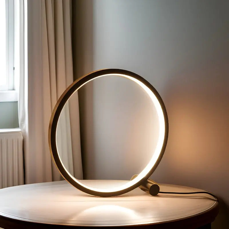 "Minimalistische dimbare LED tafellamp met elegant, eigentijds design en ronde vorm voor moderne interieurs."
