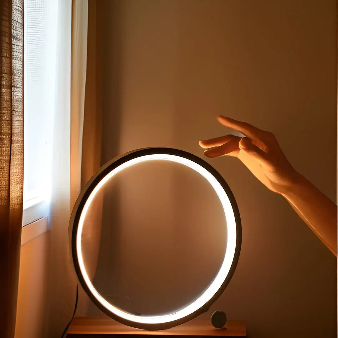 "Minimalistische dimbare LED tafellamp met elegant, eigentijds design en ronde vorm voor moderne interieurs."