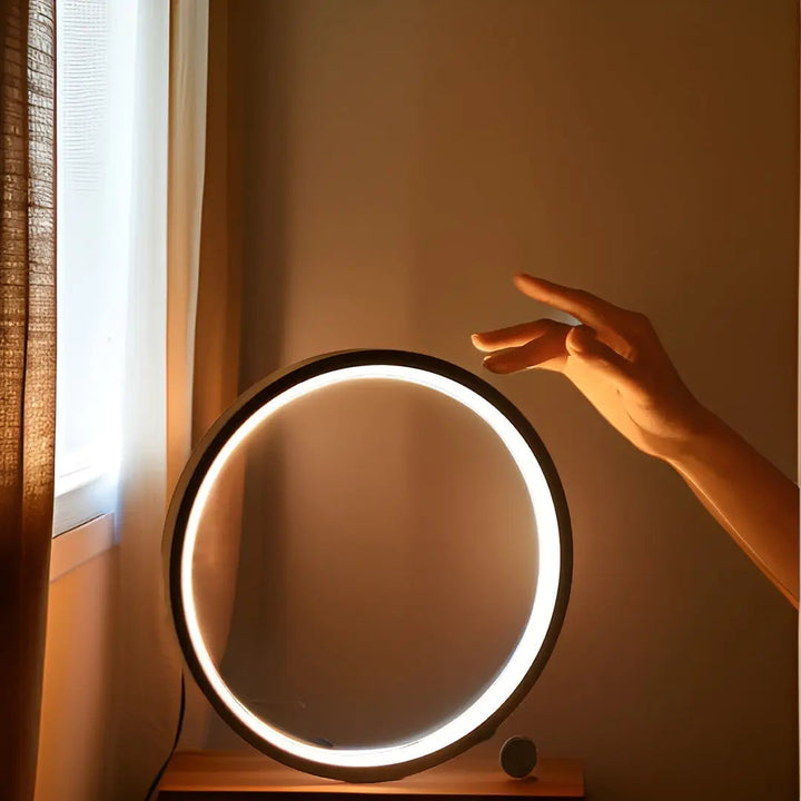 "Minimalistische dimbare LED tafellamp met elegant, eigentijds design en ronde vorm voor moderne interieurs."