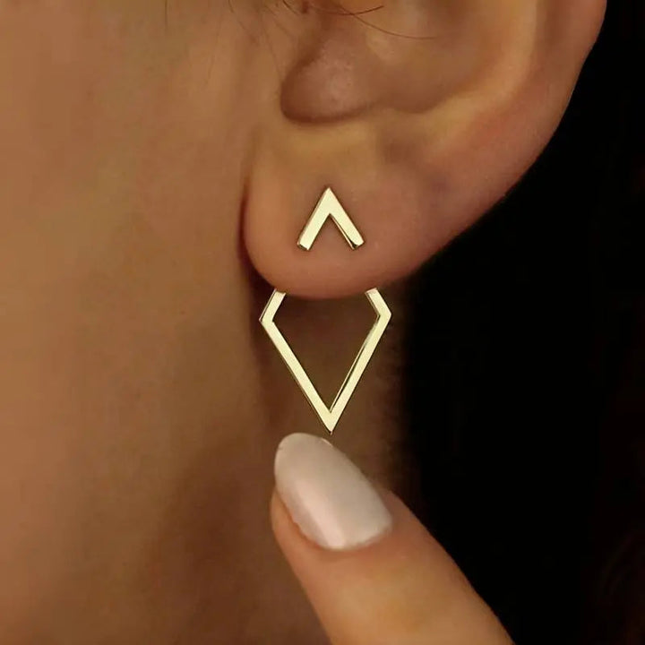 "Minimalistische geometrische oorbellen in goud en zilver met speelse diamant- en pijlvorm, luxe glans en elegante uitstralin