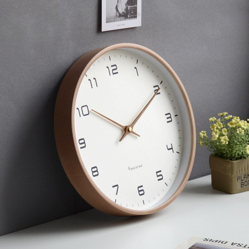 "Minimalistische houten wandklok in Scandinavische stijl, rustgevend ontwerp in bruin en crème, ideaal voor elke kamer."