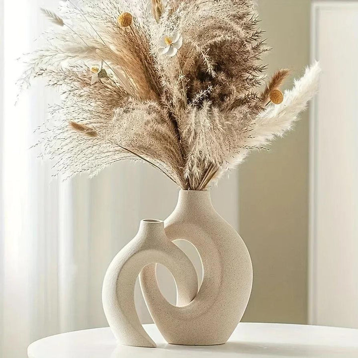 "Minimalistische keramische vazen set met elegante, stijlvolle vormen geschikt voor modern en klassiek interieur."