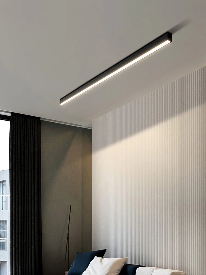 "Minimalistische LED plafondlamp met strak aluminium ontwerp, Scandinavische stijl en energiezuinige verlichting."