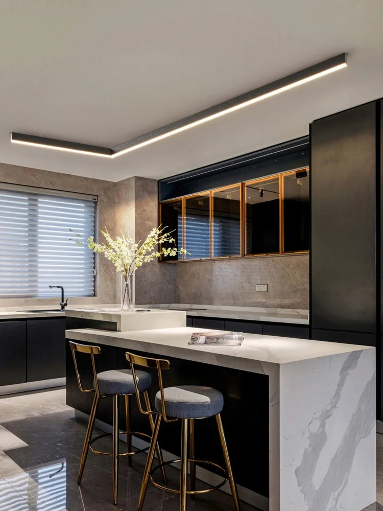 "Minimalistische LED plafondlamp met strak aluminium ontwerp, Scandinavische stijl en energiezuinige verlichting."
