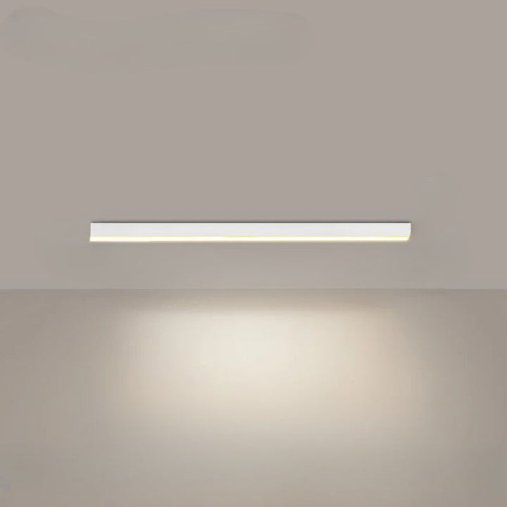 "Minimalistische LED plafondlamp met strak aluminium ontwerp, Scandinavische stijl en energiezuinige verlichting."
