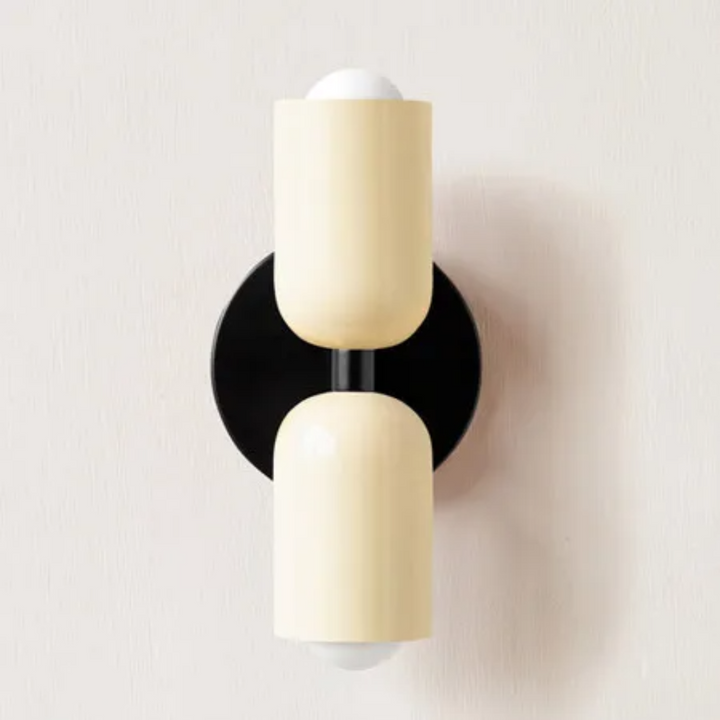 "Minimalistische Scandinavische wandlamp met LED, elegant design, zacht diffuus licht, beschikbaar in diverse kleuren."
