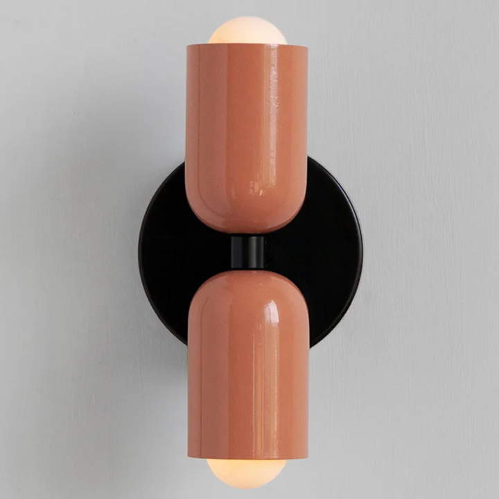 "Minimalistische Scandinavische wandlamp met LED, elegant design, zacht diffuus licht, beschikbaar in diverse kleuren."