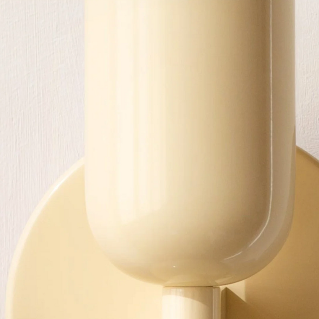 "Minimalistische Scandinavische wandlamp met LED, elegant design, zacht diffuus licht, beschikbaar in diverse kleuren."