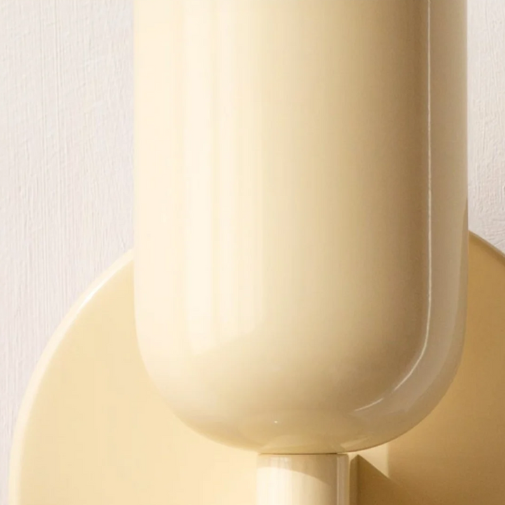"Minimalistische Scandinavische wandlamp met LED, elegant design, zacht diffuus licht, beschikbaar in diverse kleuren."
