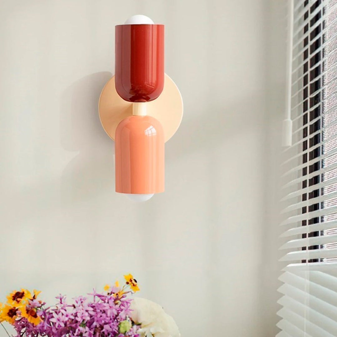 "Minimalistische Scandinavische wandlamp met LED, elegant design, zacht diffuus licht, beschikbaar in diverse kleuren."