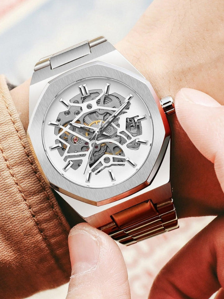 "Modern elegant herenhorloge met roestvrijstalen band, transparante wijzerplaat en open design. Tijdloos en stijlvol accessoi