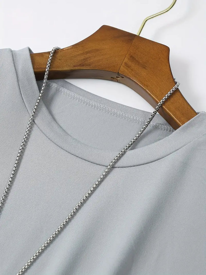"Modern katoenen heren T-shirt, stijlvolle eenvoud, effen ontwerp, perfecte pasvorm, comfortabel en veelzijdig."