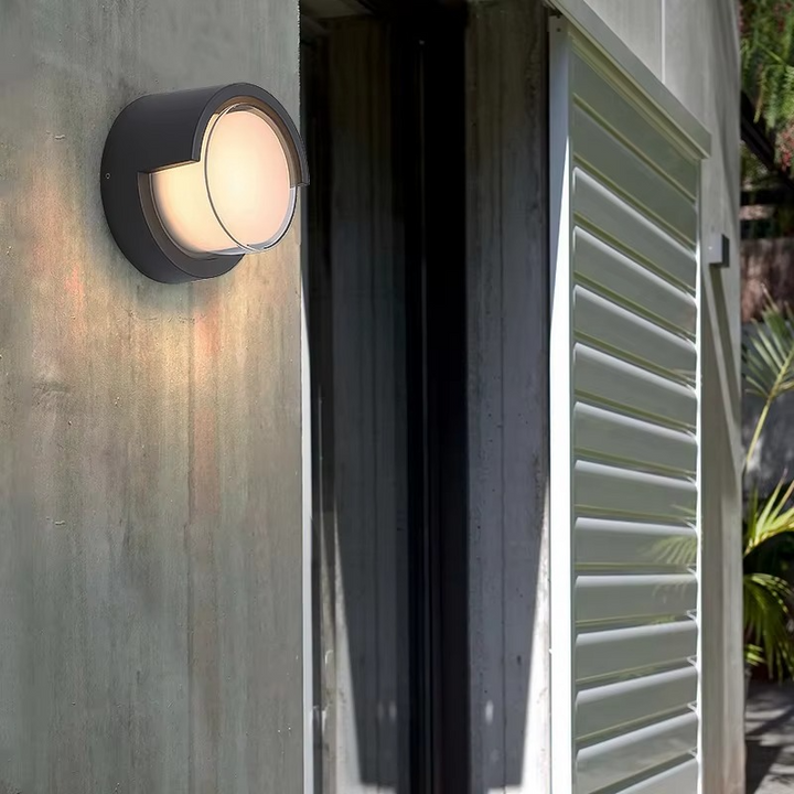 "Moderne buiten wandlamp met ronde vorm en bewegingssensor, sfeervolle LED-verlichting, IP65 waterdicht, voor tuin of balkon.