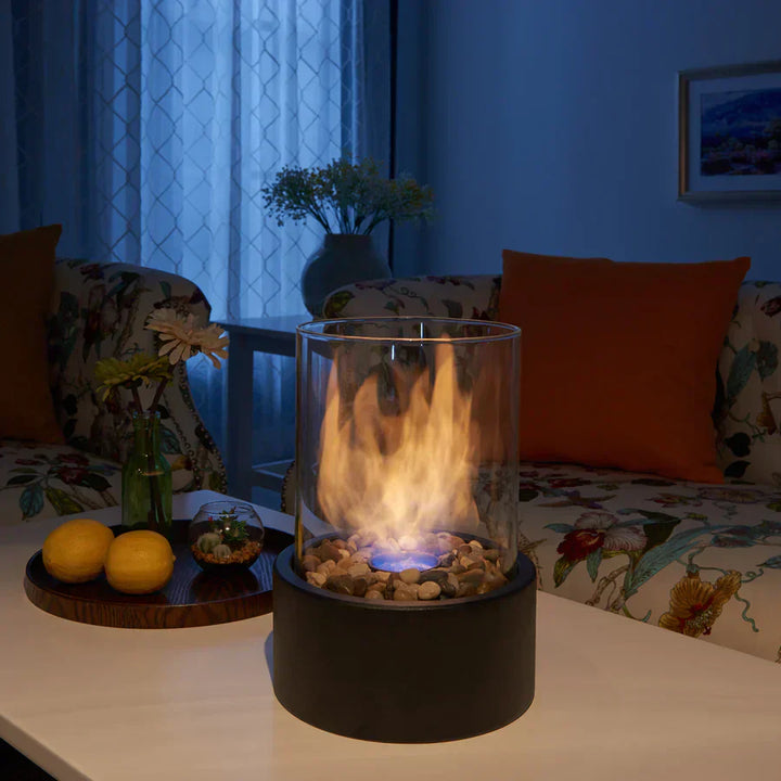 "Moderne draagbare geurloze tafelhaard met echte vlammen, elegant glazen ontwerp, geschikt voor binnen- en buitengebruik."
