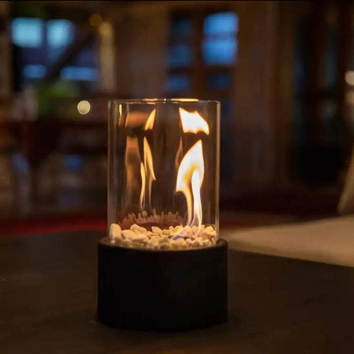 "Moderne draagbare geurloze tafelhaard met echte vlammen, elegant glazen ontwerp, geschikt voor binnen- en buitengebruik."