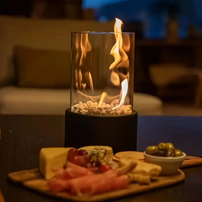 "Moderne draagbare geurloze tafelhaard met echte vlammen, elegant glazen ontwerp, geschikt voor binnen- en buitengebruik."