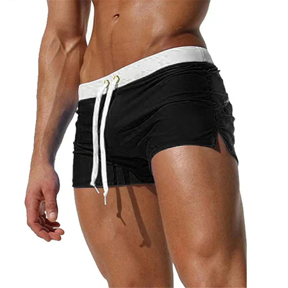 "Moderne heren zwembroek met korte lengte, goudkleurige oogjes, verstelbare taille en zijsplitten voor comfort en stijl."