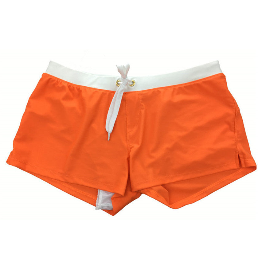 "Moderne heren zwembroek met korte lengte, goudkleurige oogjes, verstelbare taille en zijsplitten voor comfort en stijl."