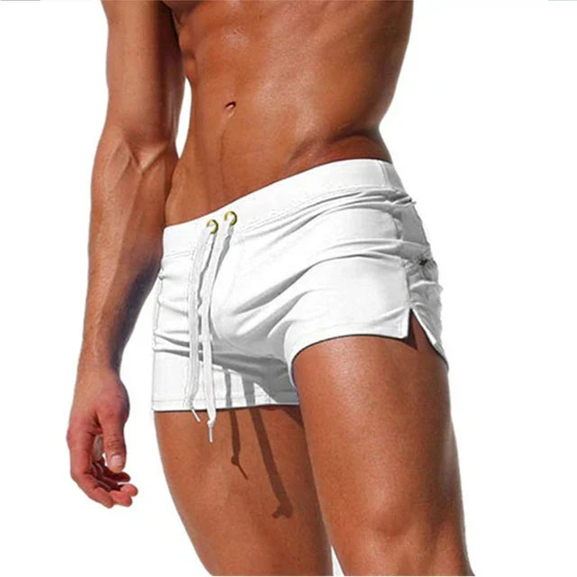 "Moderne heren zwembroek met korte lengte, goudkleurige oogjes, verstelbare taille en zijsplitten voor comfort en stijl."