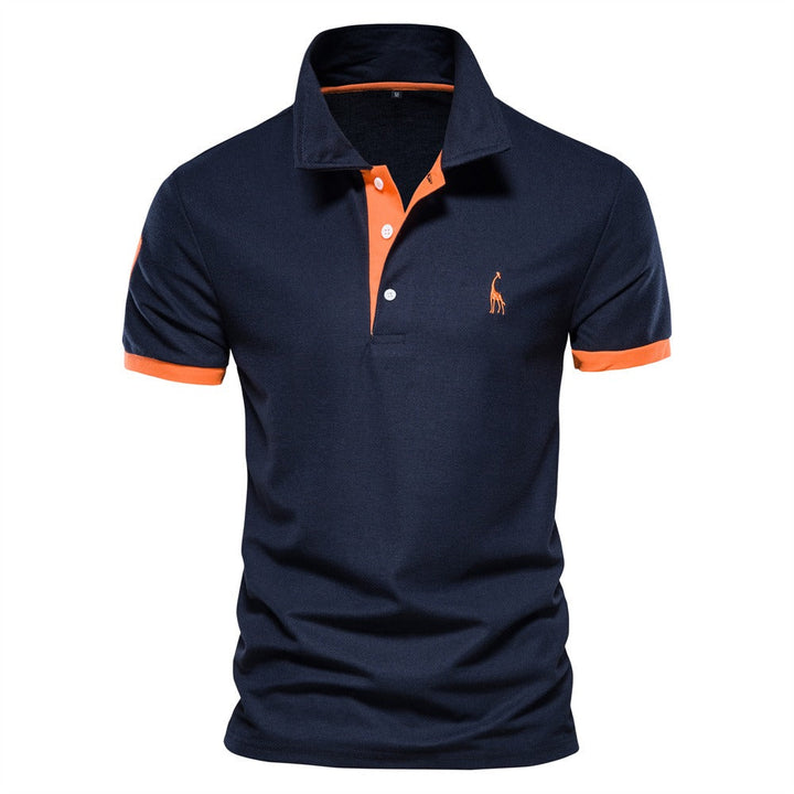 "Moderne herenpolo met ademende stof, elegante uitstraling, veelzijdig in blauw-witte tint, ideaal voor casual en formeel."