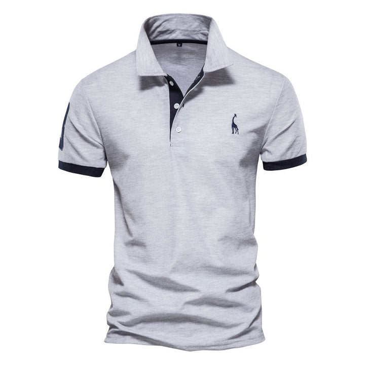 "Moderne herenpolo met ademende stof, elegante uitstraling, veelzijdig in blauw-witte tint, ideaal voor casual en formeel."