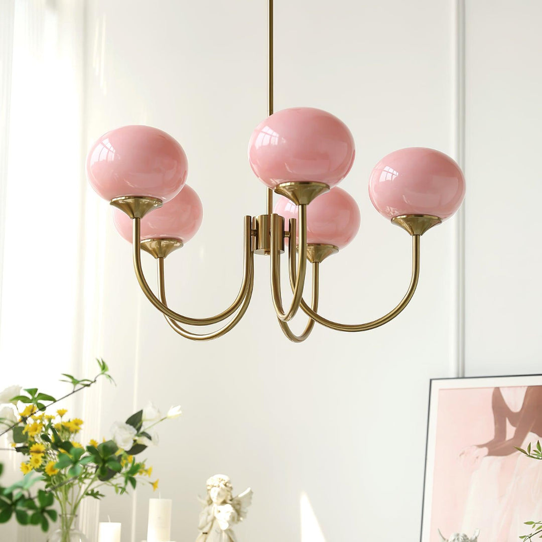 "Moderne kroonluchter met gouden afwerking en roze glazen kappen, geschikt voor LED verlichting in eigentijds interieur."