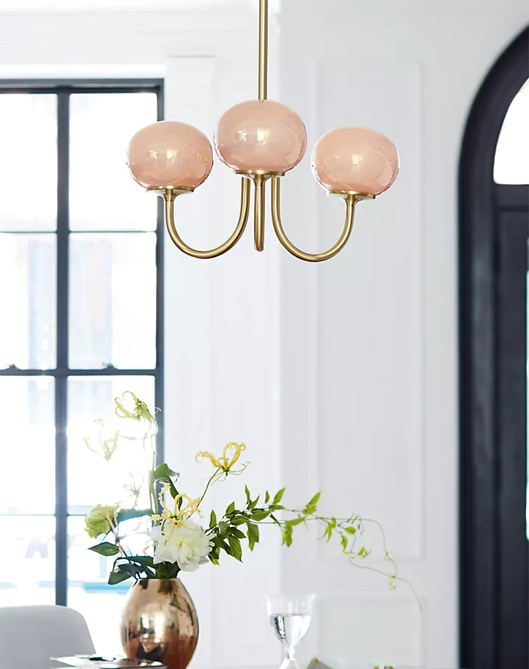 "Moderne kroonluchter met gouden afwerking en roze glazen kappen, geschikt voor LED verlichting in eigentijds interieur."