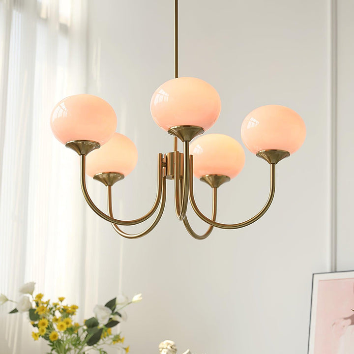 "Moderne kroonluchter met gouden afwerking en roze glazen kappen, geschikt voor LED verlichting in eigentijds interieur."