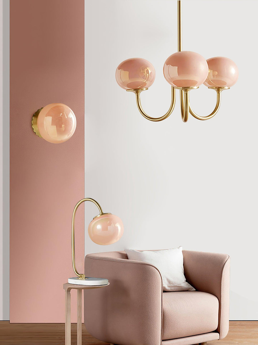 "Moderne kroonluchter met gouden afwerking en roze glazen kappen, geschikt voor LED verlichting in eigentijds interieur."