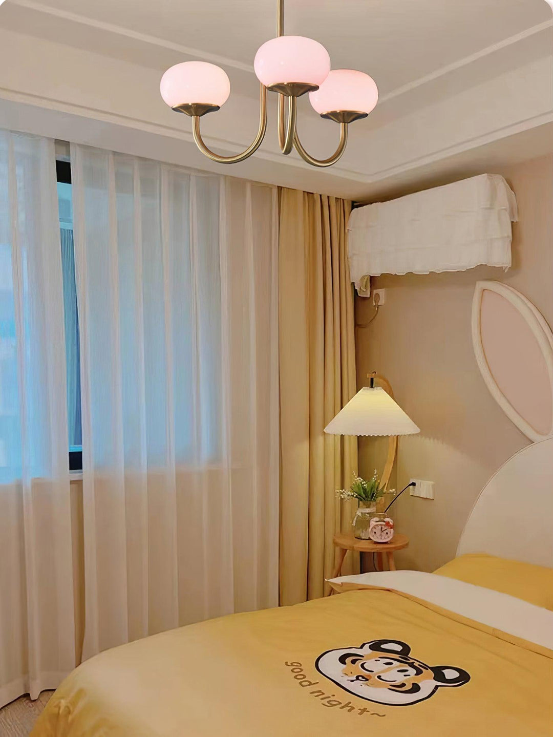 "Moderne kroonluchter met gouden afwerking en roze glazen kappen, geschikt voor LED verlichting in eigentijds interieur."