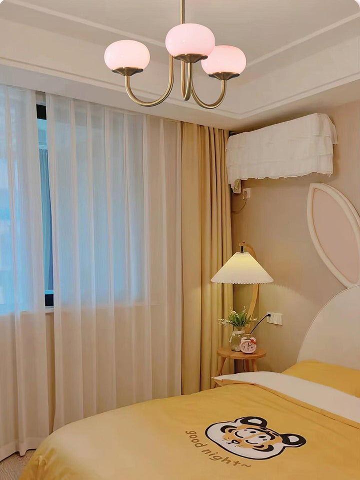 "Moderne kroonluchter met gouden afwerking en roze glazen kappen, geschikt voor LED verlichting in eigentijds interieur."