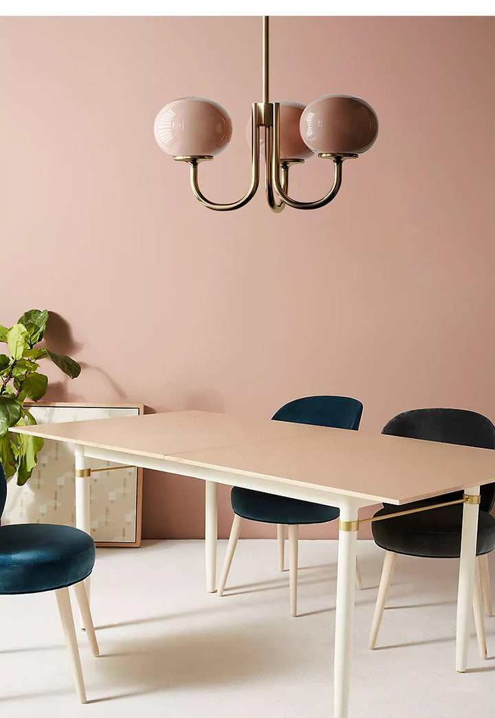 "Moderne kroonluchter met gouden afwerking en roze glazen kappen, geschikt voor LED verlichting in eigentijds interieur."