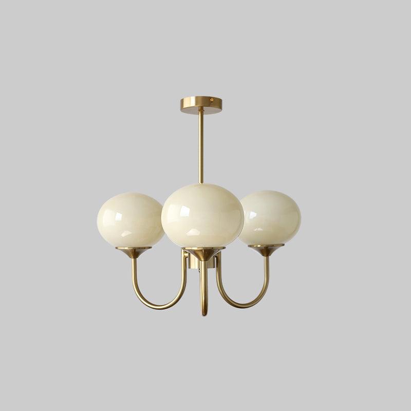 "Moderne kroonluchter met gouden afwerking en roze glazen kappen, geschikt voor LED verlichting in eigentijds interieur."