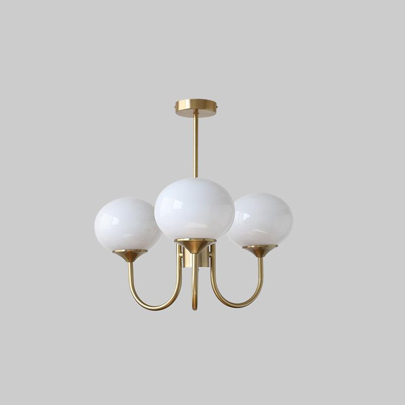 "Moderne kroonluchter met gouden afwerking en roze glazen kappen, geschikt voor LED verlichting in eigentijds interieur."