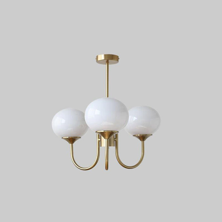 "Moderne kroonluchter met gouden afwerking en roze glazen kappen, geschikt voor LED verlichting in eigentijds interieur."