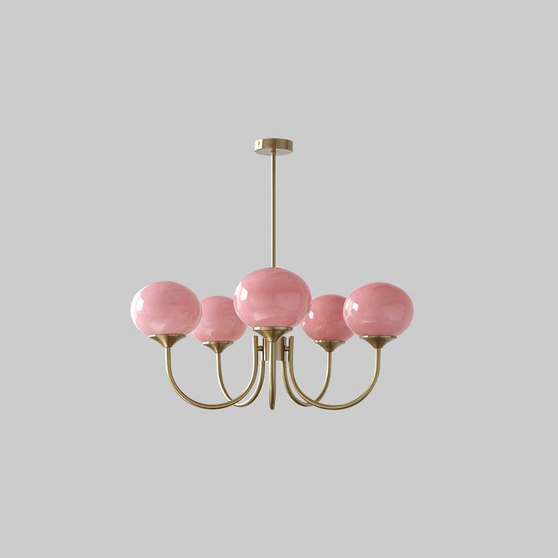 "Moderne kroonluchter met gouden afwerking en roze glazen kappen, geschikt voor LED verlichting in eigentijds interieur."