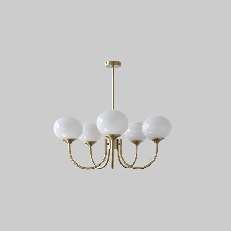 "Moderne kroonluchter met gouden afwerking en roze glazen kappen, geschikt voor LED verlichting in eigentijds interieur."