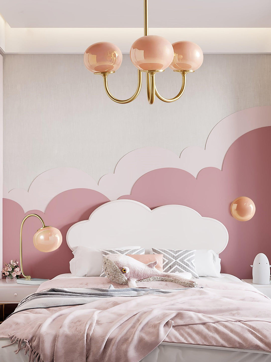 "Moderne kroonluchter met gouden afwerking en roze glazen kappen, geschikt voor LED verlichting in eigentijds interieur."