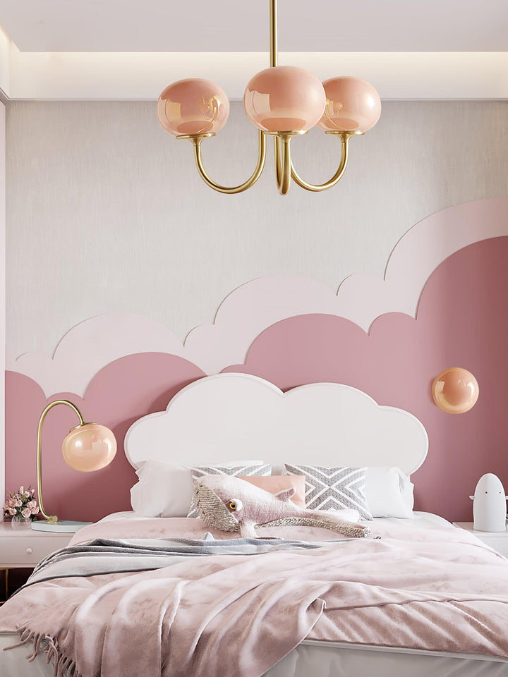 "Moderne kroonluchter met gouden afwerking en roze glazen kappen, geschikt voor LED verlichting in eigentijds interieur."
